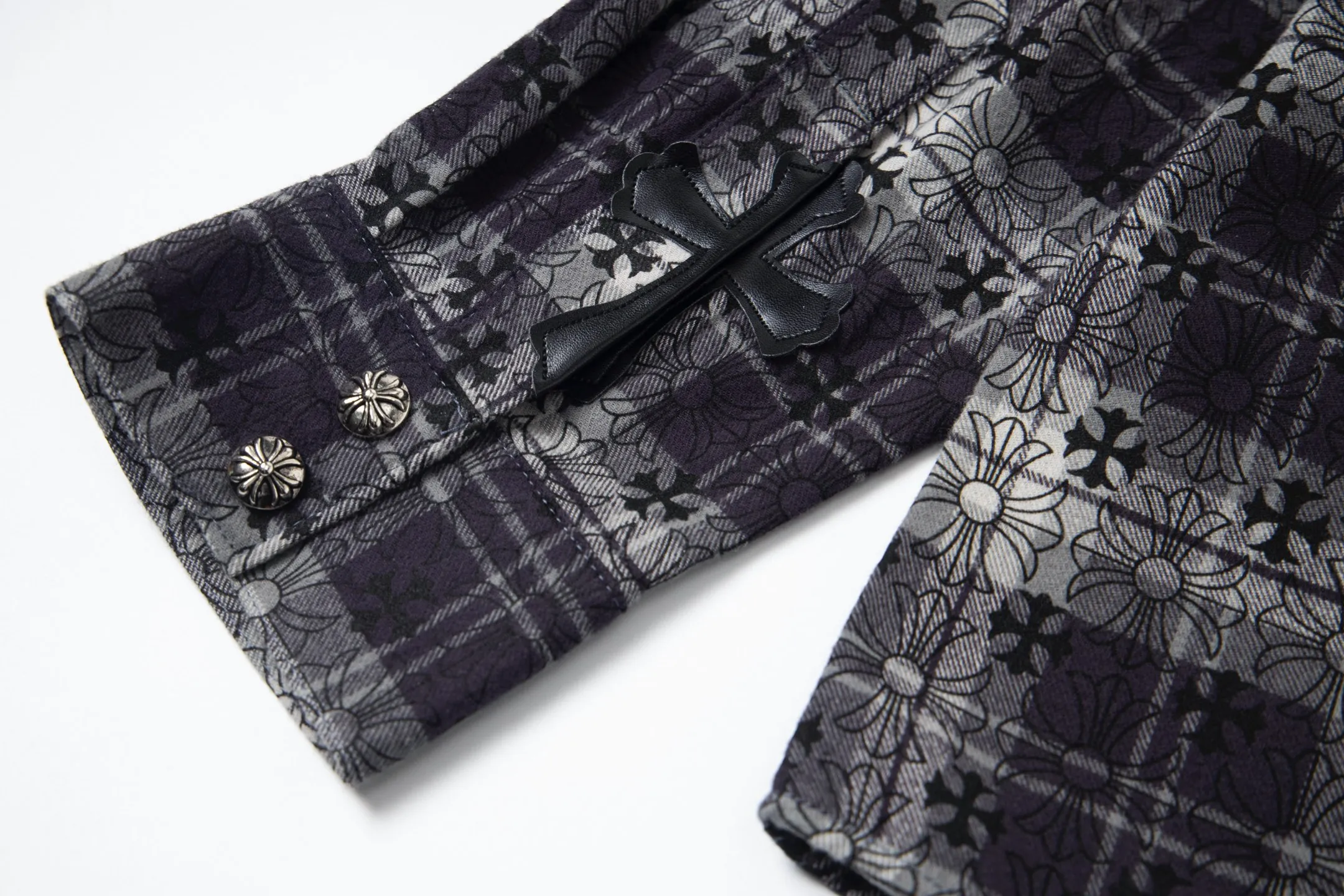 🅿️260 New: Style number: B130 Chrome Hearts classic cashew flower cross all-over printed jacquard long-sleeved casual shirt 1️⃣Customized original jacquard fabric, high-quality pure cotton jacquard plaid fabric, soft and comfortable to the touch, a very high-quality fabric! 2️⃣The details of the workmanship are perfectly controlled. The lining is made of vest hemming, and the cuffs are made of double cross leather labels. It is different from the ordinary version. The collar is also designed with interlining, which shows high-end fashion and personality. The style is fashionable, simple and elegant, and it is a very versatile jacket! 4⃣️Complete accessories, all customized with original versions! Same style for men and women Color: cashew black Size: S, M, L, XL